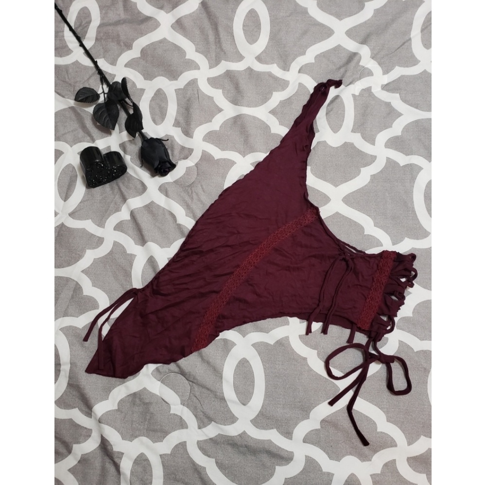 •2 ⁴ $30• Earthbound Halter Top OS